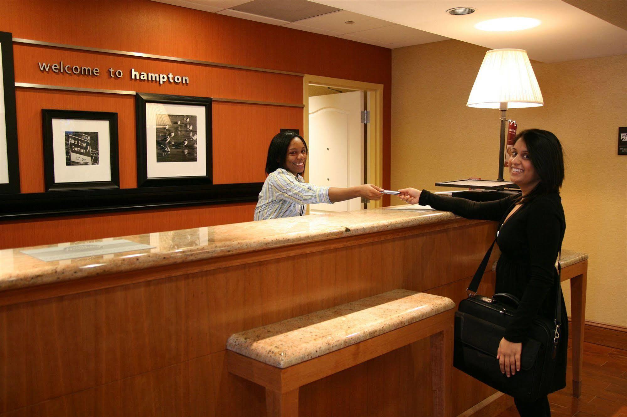 Hampton Inn Hampton-Newport News Exterior photo